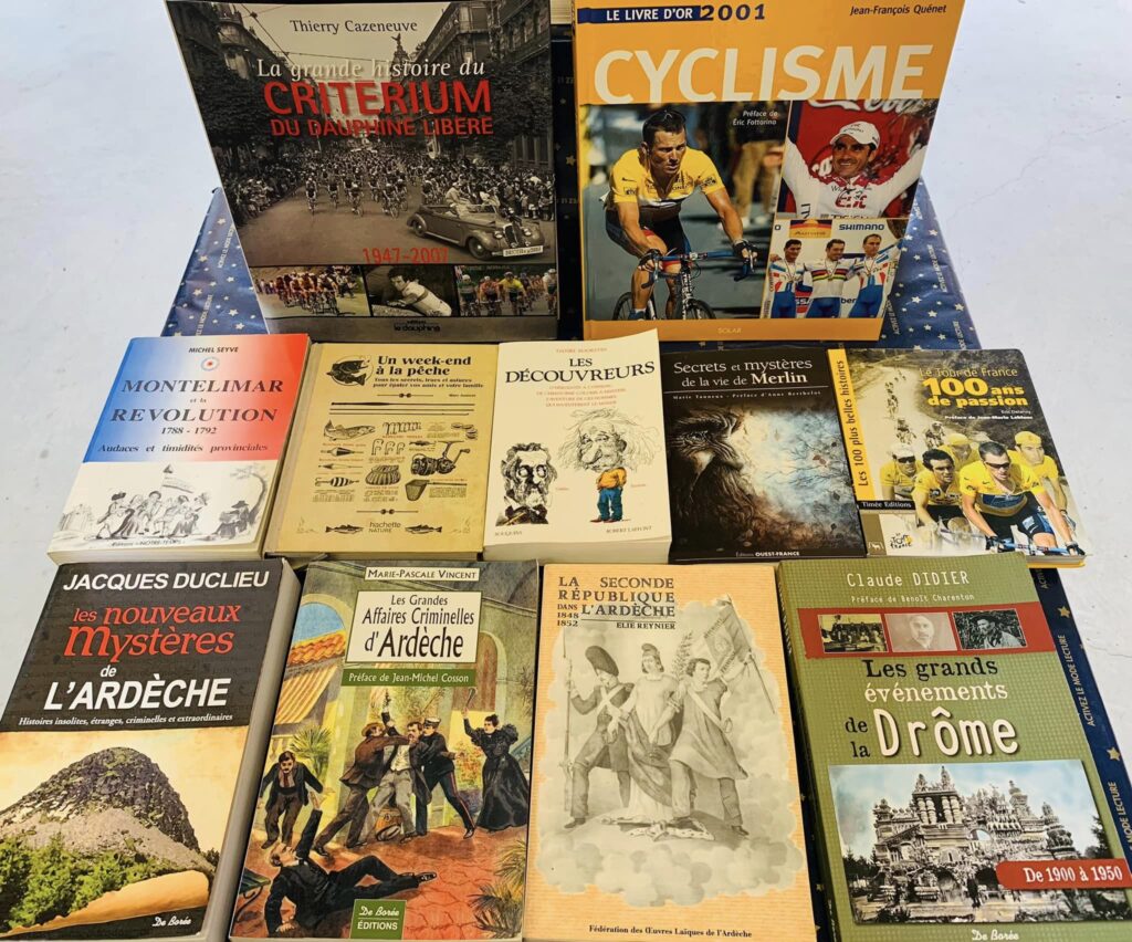 ✨Spécial fête des pères ! ✨📚 Vous recherchez des idées cadeaux pour ce jour spécial ! LirandCo a ce qu’il vous faut !🤩 Une très belle collection illustrée de Sherlock Holmes, dévorer de bons polars, lire des livres sur le cyclisme ou la pêche, découvrir les mystères de l’Ardèche ou lui faire plaisir avec une belle carte cadeau ?😏 Ouverture aujourd’hui de 8h30 à 12h et exceptionnellement 16h30 à 18h30 ! 😉