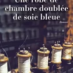 Une robe de chambre doublée de soie bleue - Pascale Hilaire