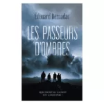 Fâchée avec son grand-père depuis 5 ans, Laura apprend que celui-ci se serait suicidé dans l’étang des Mille Roques. Mais la capitaine Sophie Blandy peine à y croire, et Laura la rejoint : pourquoi portait-il le jour de sa mort une médaille de baptême qu’elle ne lui connaissait pas ? Héritière d’une surprenante somme d’argent, Laura va de mystère en mystère : quel secret lui cachait son aïeul ?